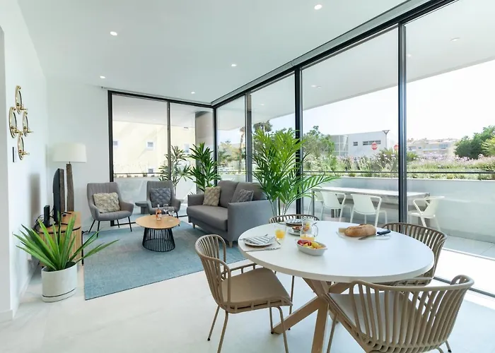 Deluxe 2 With Pool By Homing * Lagos