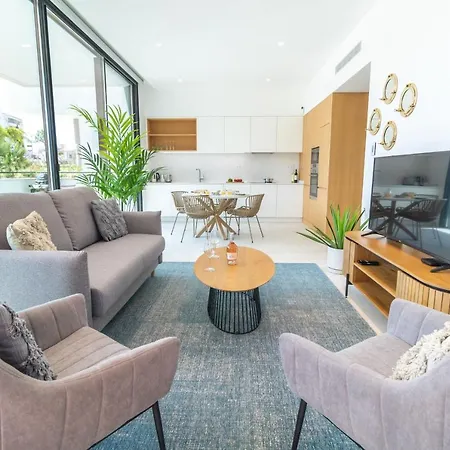 Deluxe 2 With Pool By Homing Apartament